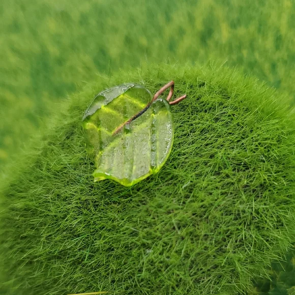 Green Leaf-Shaped Glass Pendant P337 - Picture 1 of 4